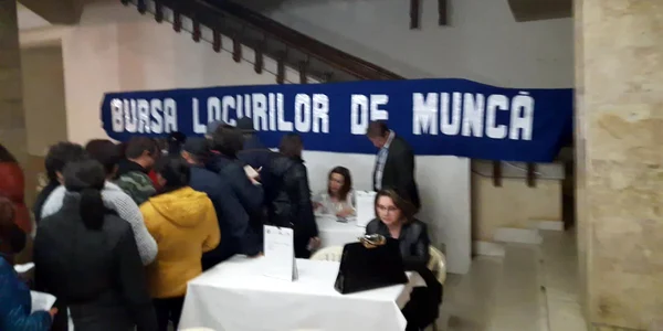 La coadă la viza din carnetul de şomer, la Bursa locurilor de muncă: „Am 500 lei şomaj, în Italia luam 600 euro“