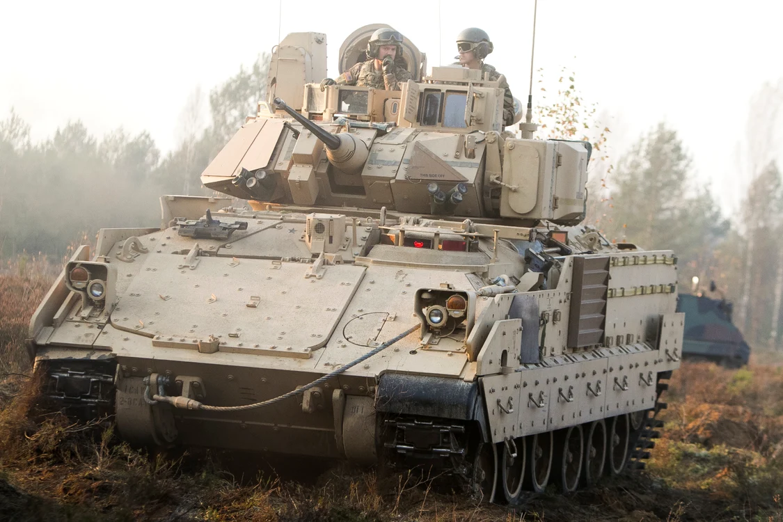 vehicul de lupta bradley pe câmp