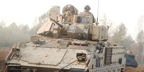 Vehicul de lupta Bradley FOTO Shutterstock jpg