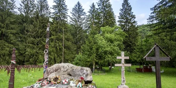 Cimitirul Internaţional al Eroilor din Valea Uzului FOTO Mugur Vărzariu