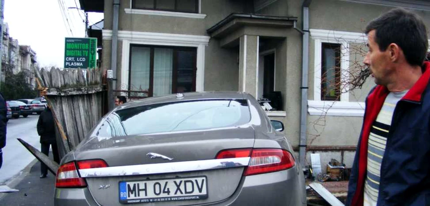 Jaguarul în curtea unei case de pe strada Smârdan FOTO Corina Macavei