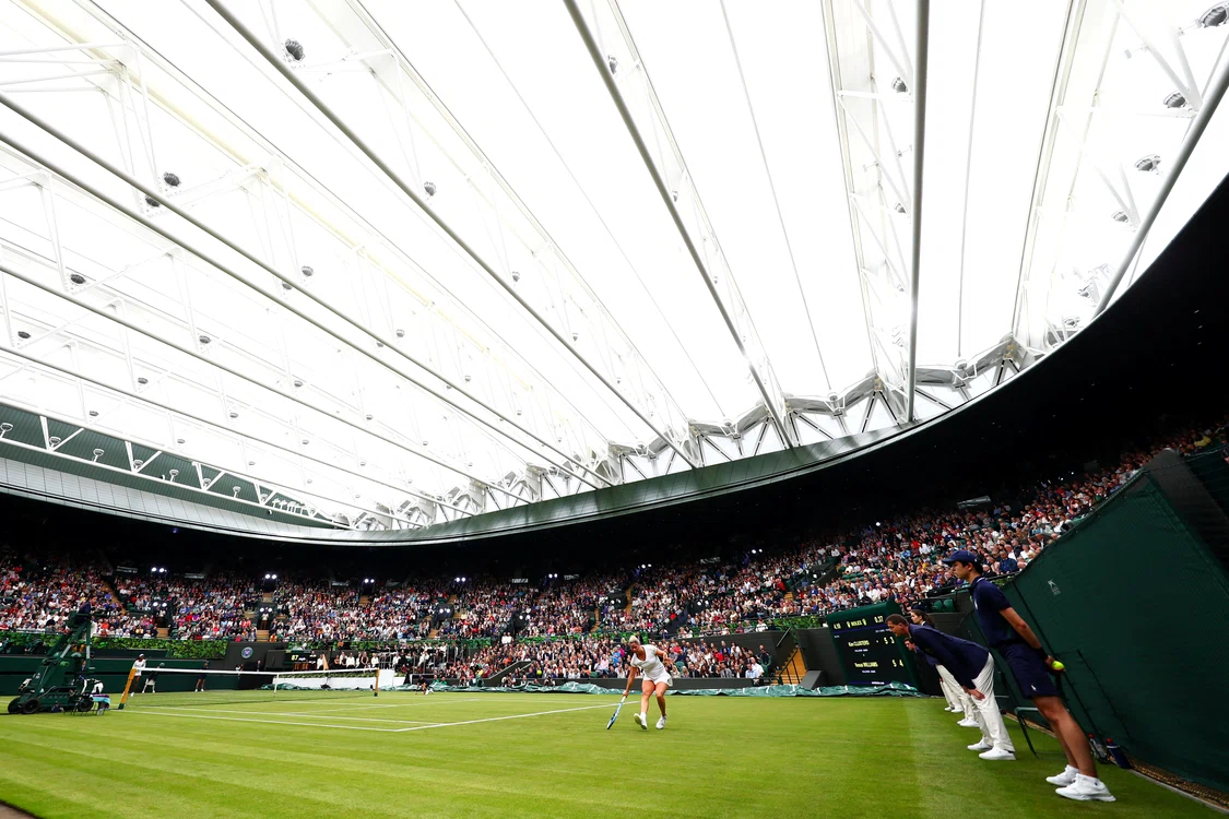 
    Și terenul numărul 1 de la Wimbledon va putea găzdui meciuri de tenis și pe ploaieFoto: Guliver / GettyImages  