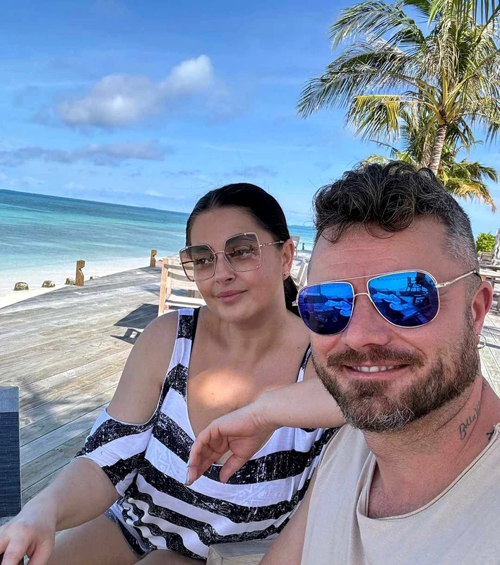 Gabriela Cristea nu poate renunța la cafea dar nici la sucul negru. Sursă: Instagram