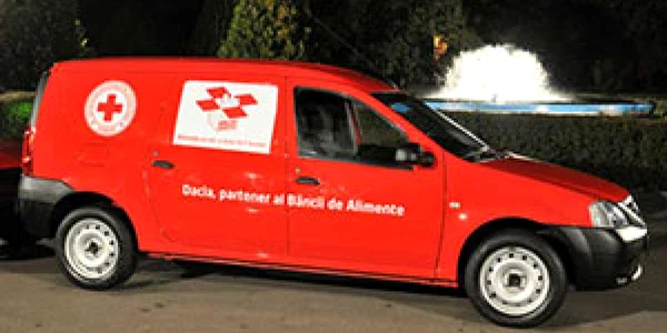 Maşinile au transportat alimente pentru necăjiţi