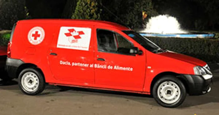 Maşinile au transportat alimente pentru necăjiţi