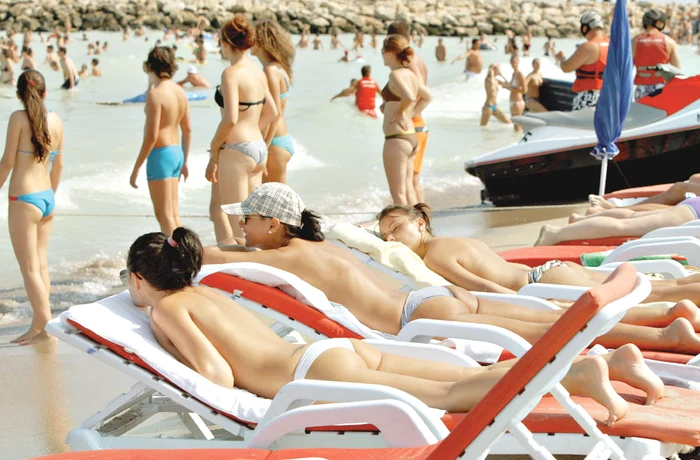 Plaja a fost ieri  neîncăpătoare. Ca să prindă un şezlong  liber, turiştii s-au trezit  dis de dimineaţă