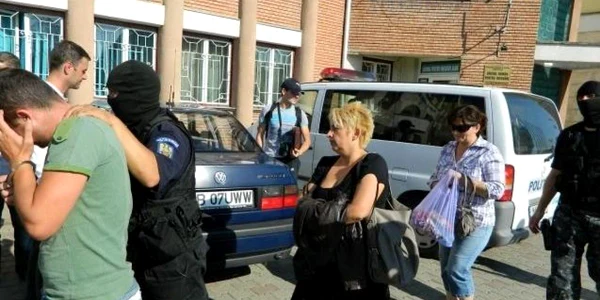 Inculpaţii au fost aduşi la sediul Poliţiei pentru audieri