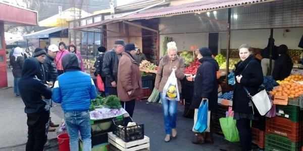 Piaţa tarabe comercianţi precupeţi marfă legume fructe Constanţa Foto Sînziana Ionescu
