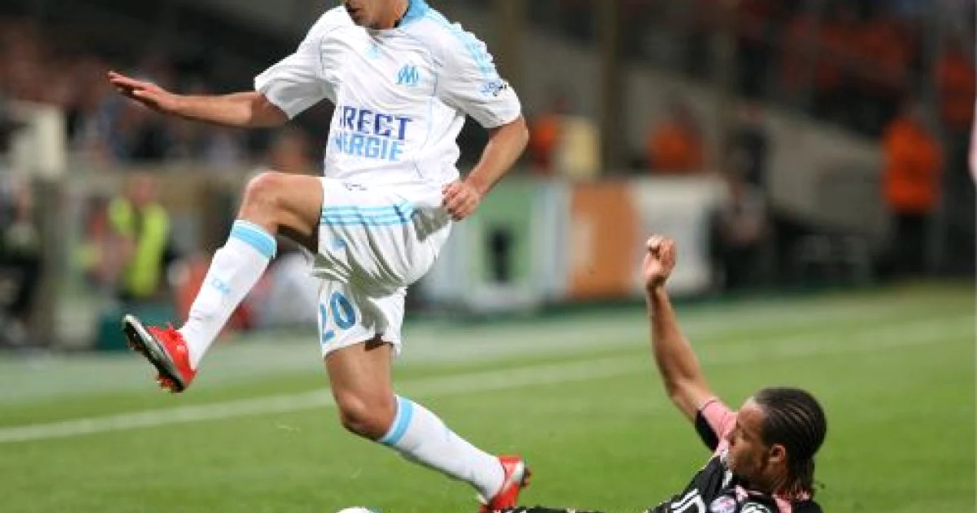 Ben Arfa este un fotbalist greu de deposedat de către adversari