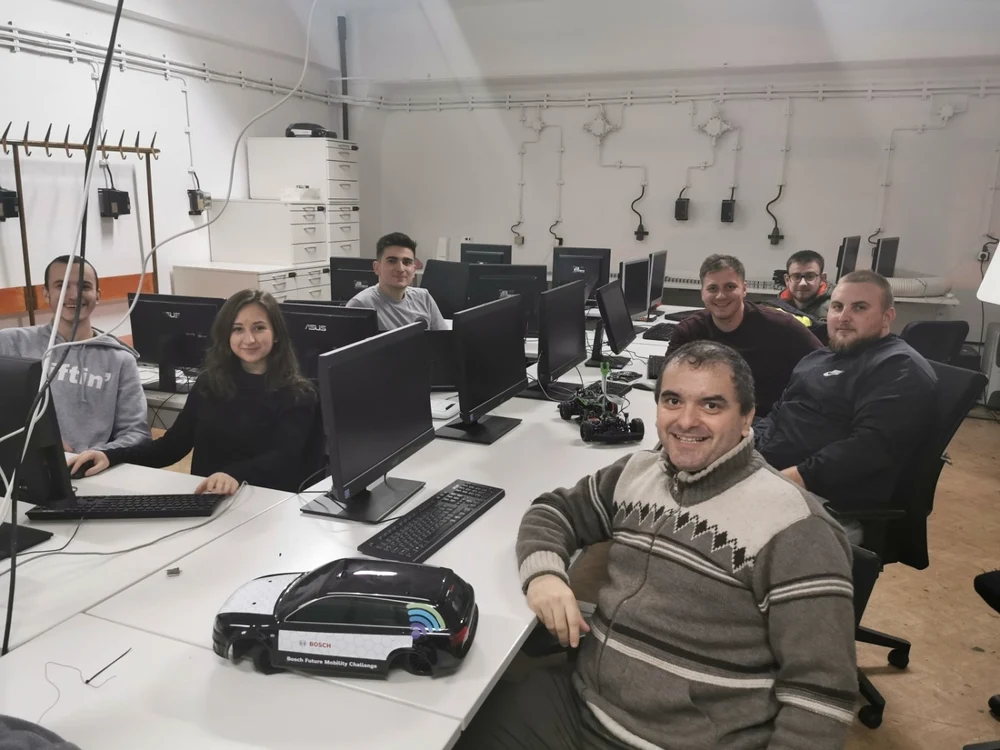 Profesorul Florin Marin Bogdan alături de studenţii săi în sala cercului ştiinţific recent mobilată de Bosch Foto: arhiva personală