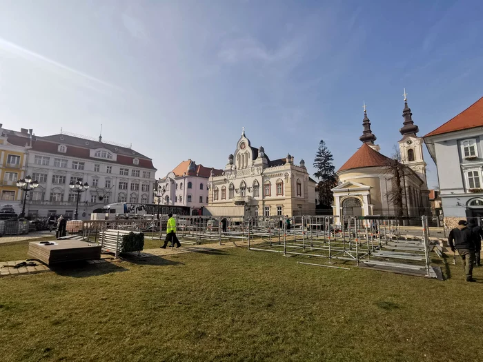 Montarea scenei din Piața Unirii FOTO Ștefan Both