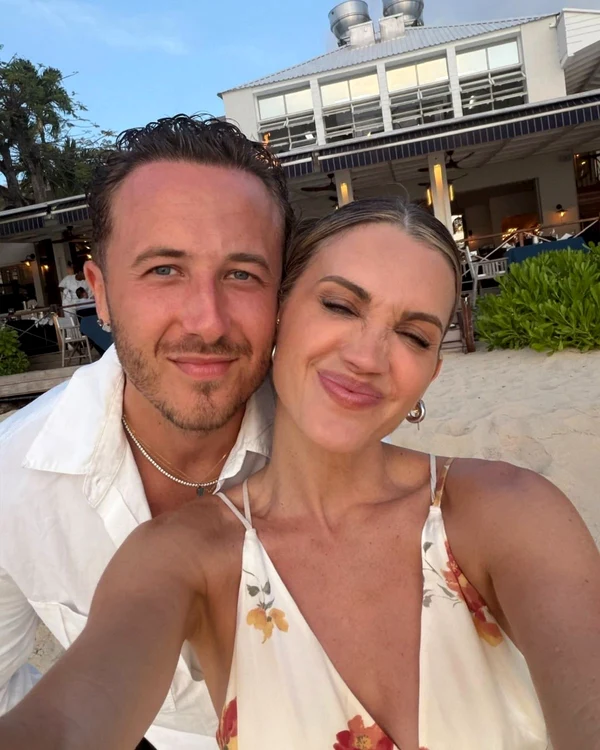 Ashely Roberts se iubește cu artistul George Rollinson (Foto: Instagram)