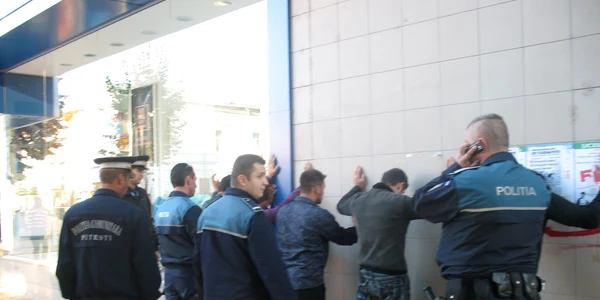 Doar intervenţia poliţiştilor i-a făcut pe bătăuşi să se potolească