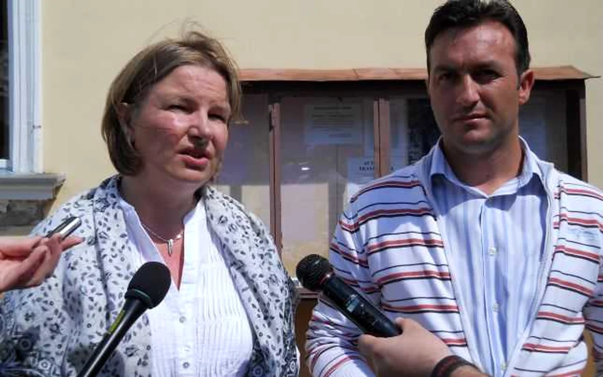 Consilierul ministrului Culturii Hegedus Csilla (stânga; candidat în Colegiul 7 Cluj) şi Horvath Leonard Arthur (dreapta; candidat în Colegiul 9)   FOTO: Florina Pop