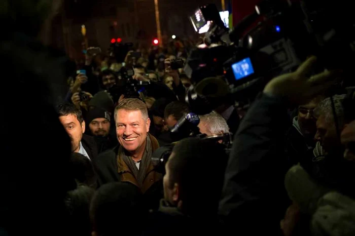 Klaus Iohannis, preşedintele ales al României, în Piaţa Universităţii din Capitală, după câştigarea turului doi al alegerilor prezidenţiale FOTO presalibera.net