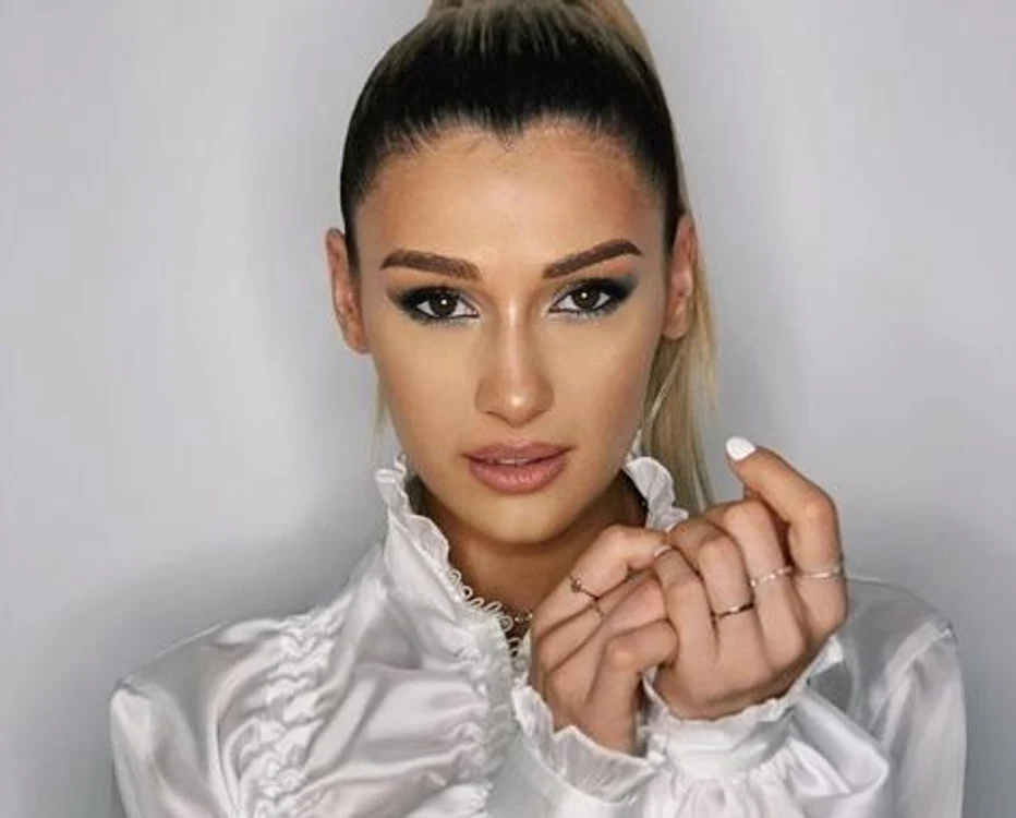 
    Alina Eremia și-a făcut o operație la nasFoto: Arhivă personală   
