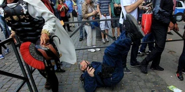 Bătaia a început când au fost evacuați din Colosseum doi dintre protestatari