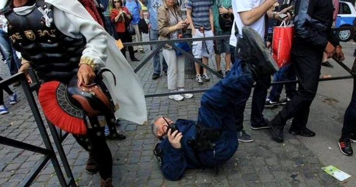 Bătaia a început când au fost evacuați din Colosseum doi dintre protestatari