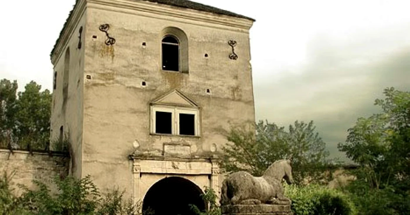 Unul dintre cei doi inorogi de la intrare în  Castelul Kornis  FOTO:art-historia.bologspot.ro