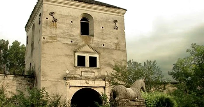 Unul dintre cei doi inorogi de la intrare în Castelul Kornis FOTO:art-historia.bologspot.ro