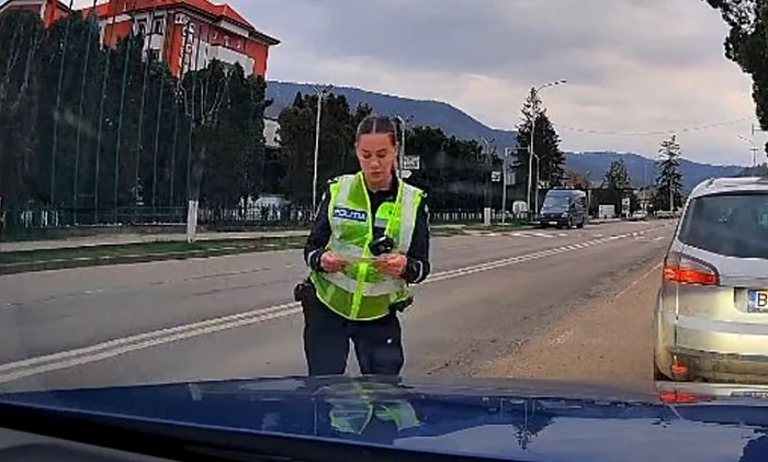 Polițista din Târgu Ocna este cercetată intern / foto: captura video