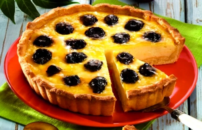 Trebuie să încerci această tartă cu brânză şi prune!
