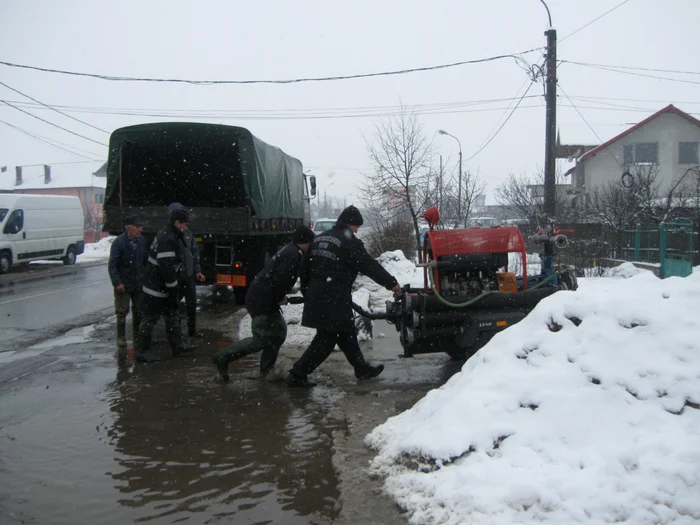 Pompierii s-au luptat cu apa care a inundat zeci de gospodării