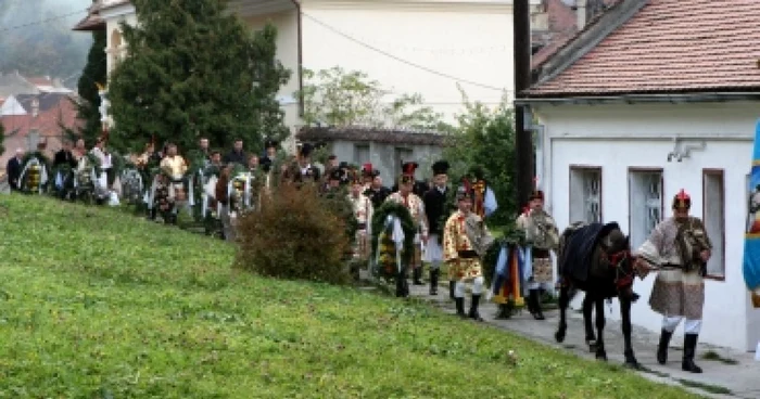 Braşov: Ceremonial străvechi pentru înmormântarea unui june / FOTOGALERIE