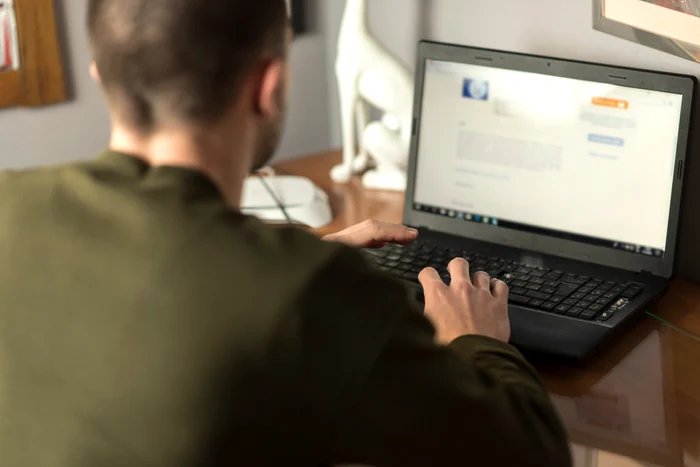 Escrocii români foloseau site-uri clonate şi încasau banii în avans