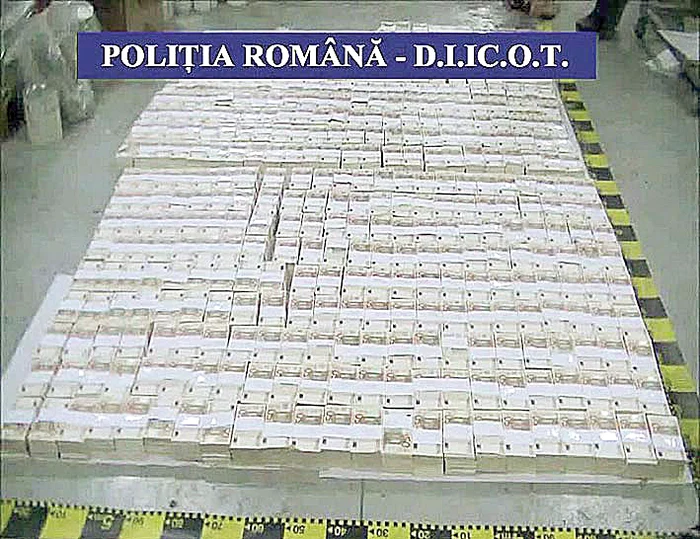 Banii falşi, sute de mii de euro, erau numiţi codificat "morcovi", "echipe" sau "jucători". La percheziţiile de la Oradea fuseseră găsiţi, anul trecut, 13 milioane de euro falşi