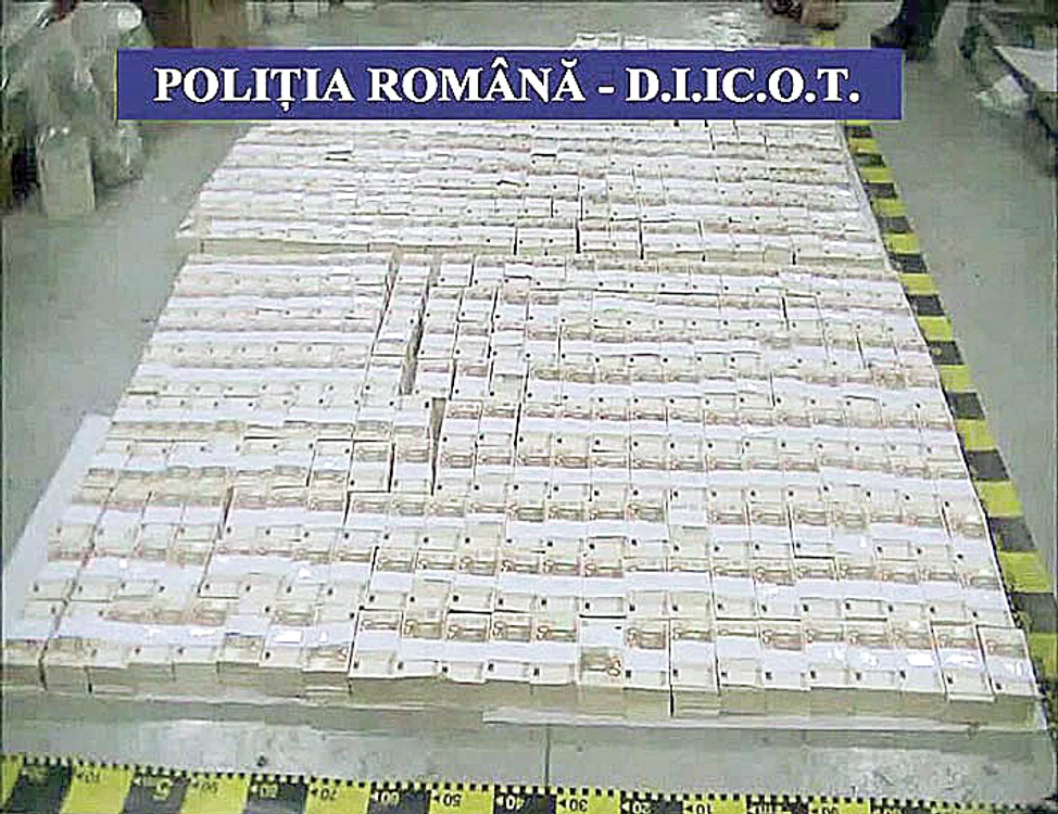 Banii falşi, sute de mii de euro, erau numiţi codificat "morcovi", "echipe" sau "jucători". La percheziţiile de la Oradea fuseseră găsiţi, anul trecut, 13 milioane de euro falşi