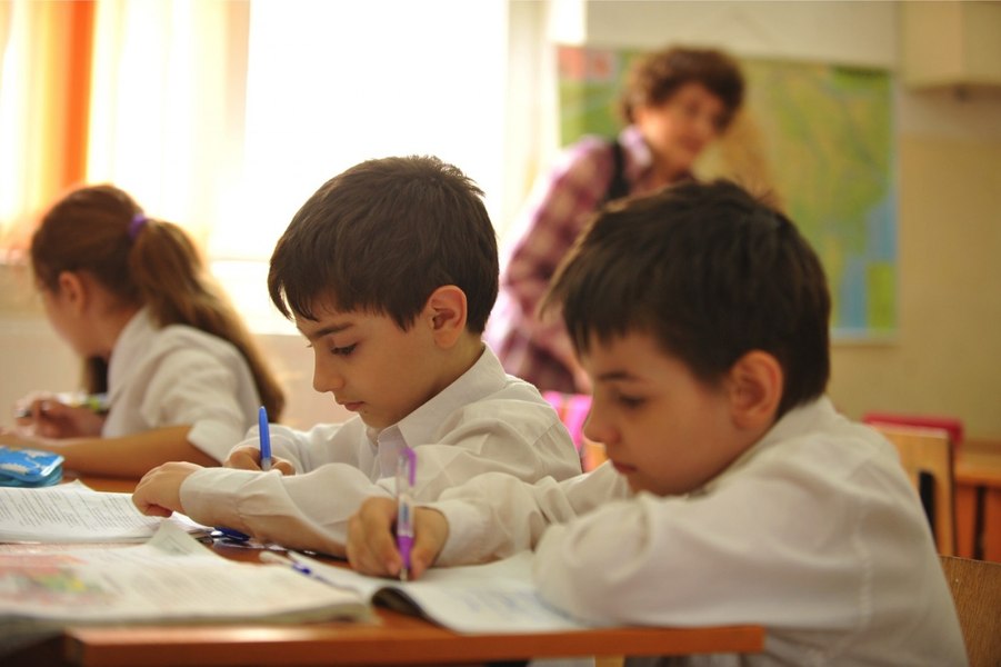 „Înțepături” între profesori pe tema creșterii normei. „Cum fac învățătoarele cele două ore remediale?” vs „Câinele moare de drum lung”