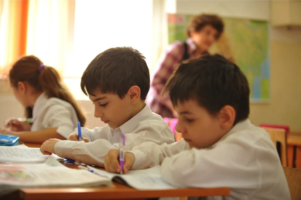 „Înțepături” între profesori pe tema creșterii normei. „Cum fac învățătoarele cele două ore remediale?” vs „Câinele moare de drum lung”