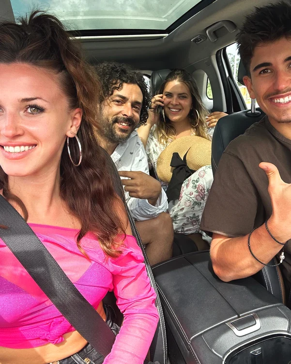 Familia Moga în spate alături de Ioana Ignat și Sebastian Dobrincu