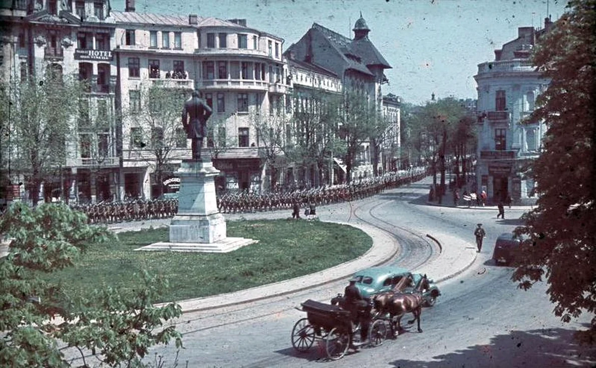 Coloană de soldați în Bucureștiul anului 1941 (© Bundesarchiv, N 1603 Bild-001 / Horst Grund / CC-BY-SA 3.0)