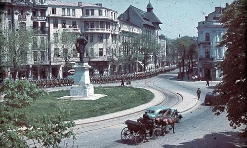 Coloană de soldați în Bucureștiul anului 1941 (© Bundesarchiv, N 1603 Bild-001 / Horst Grund / CC-BY-SA 3.0)