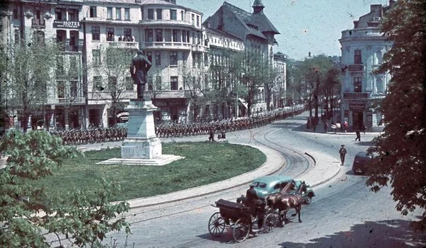 Coloană de soldați în Bucureștiul anului 1941 (© Bundesarchiv, N 1603 Bild-001 / Horst Grund / CC-BY-SA 3.0)