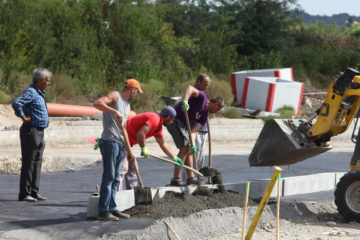 Săptămâna trecută, pe 13 septembrie, pe șantierul Autostrăzii București-Ploiești, lucrau patru muncitori cu lopețile