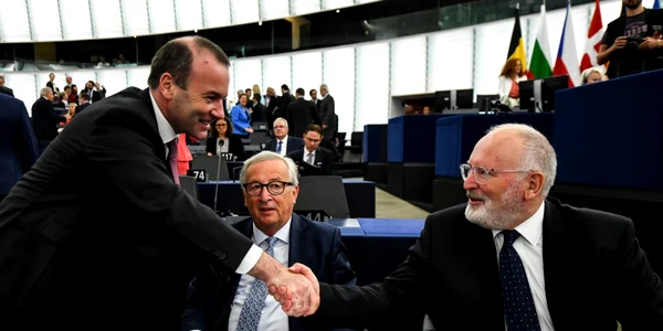 Manfred Weber da mana cu Frans Timmermans FOTO EPA-EFE