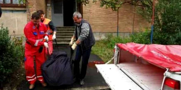 Cadavrul bătrânei a fost transportat la morgă (foto arhivă)