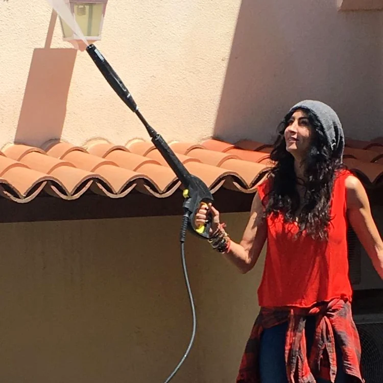 Mihaela se îmbracă şic şi atunci când munceşte din greu