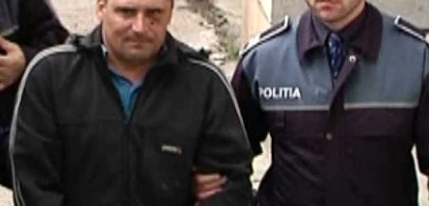 Imagine de la ducerea la arestare a lui Ivanov. Foto: Monitorul de Galaţi