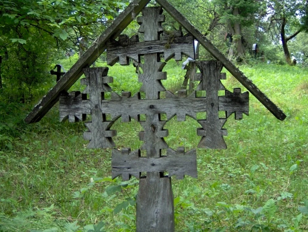 Cruce cu motiv solar realizată din bucăţi de lemn Cimitirul bisericii vechi din Breb   Sursa foto: Janeta Ciocan