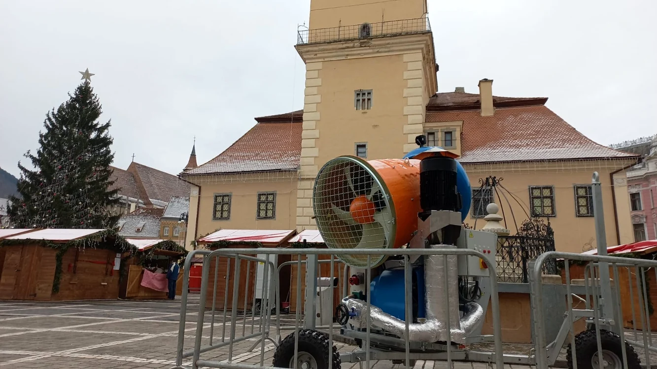 Tun de zăpadă în Piața Sfatului din Brașov FOTO Ioan Buciumar