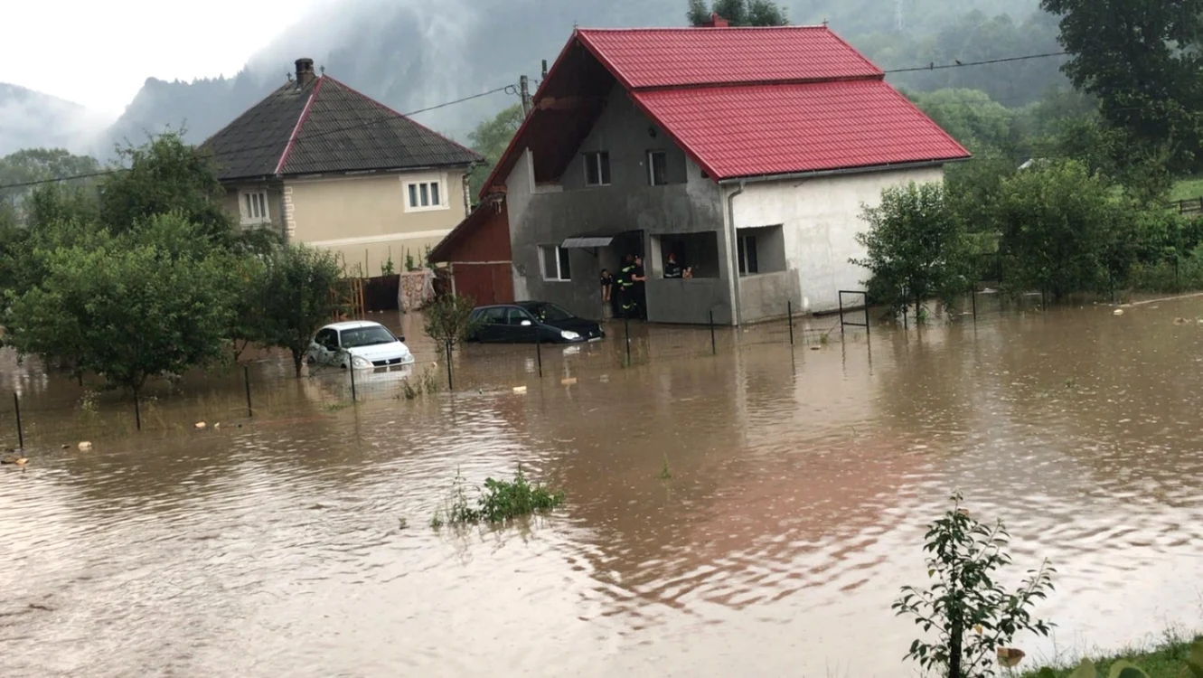 Lucian Bode: S-a intervenit pentru evacuarea apei din 192 de case Foto: Arhivă