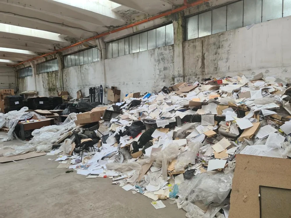 Documente importante din arhiva Primăriei Constanţa aruncate într-o hală FOTO Mihai Ochiuleţ