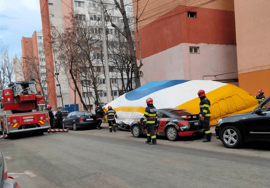 Tentativă de suicid la Iaşi. O femeie a ameninţat că se aruncă de pe un bloc-turn
