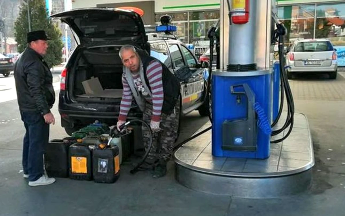 Canistre cu motorină umplute la Peco şi cărate cu maşina Poliţiei Locale FOTO Doru Beldiman