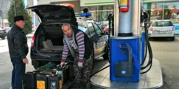 Maşina Poliţiei Locale şi canistrele cu motorină FOTO Doru Beldiman
