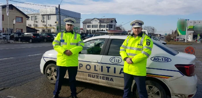 Poliţiştii care au escortat maşina în care se afla bolnava. Foto IPJ Argeş